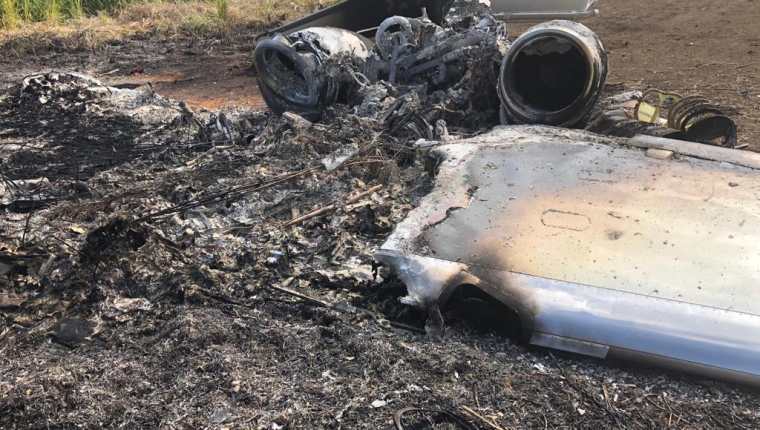 Estos son los restos de la avioneta que violó espacio aéreo guatemalteco y fue localizada en Petén. (Foto Prensa Libre: Ejército de Guatemala)