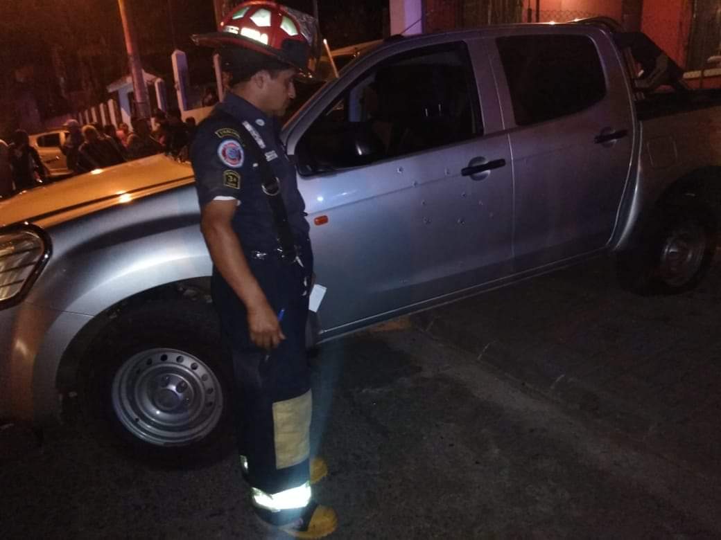 El vehículo en donde viajaban los guardaespaldas quedó con perforaciones de arma de fuego. (Foto Prensa Libre: cortesía Manuel Sánchez)