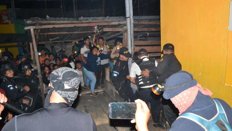 Comerciantes del sector la Pilita, en la cabecera de Zacapa, se oponían a ser desalojados por la PNC. (Foto Prensa Libre: Cortesía)