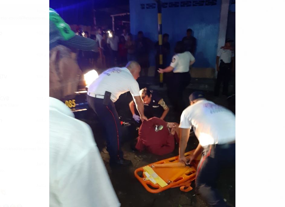 Uno de los supuestos asaltantes quedó herido en el enfrentamiento. (Foto Prensa Libre: PNC)
