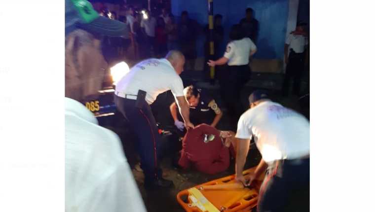 Uno de los supuestos asaltantes quedó herido en el enfrentamiento. (Foto Prensa Libre: PNC)