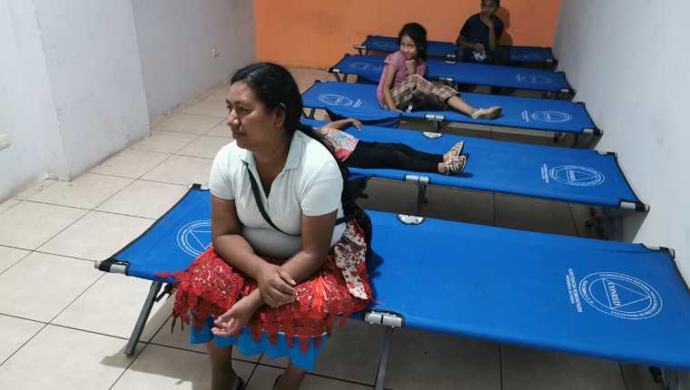 Una mujer descansa en un catre proporcionado por Conred, en un albergue de Villa Nueva. (Foto Prensa Libre: María René Barrientos)