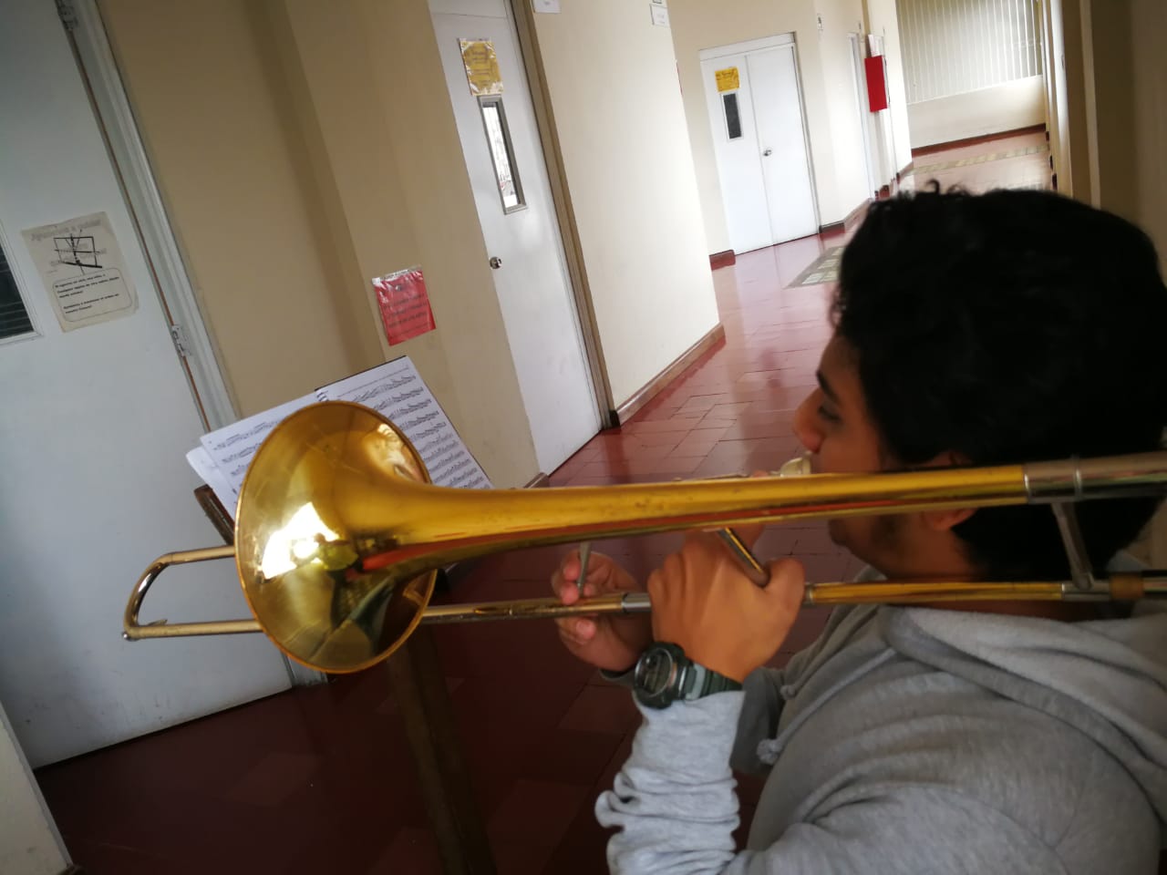Un estudiante toca su instrumento en el Conservatorio Nacional de Música, institución que pertenece a la Dirección de las Artes de Cultura y Deportes. (Foto Prensa Libre: Sergio Morales)