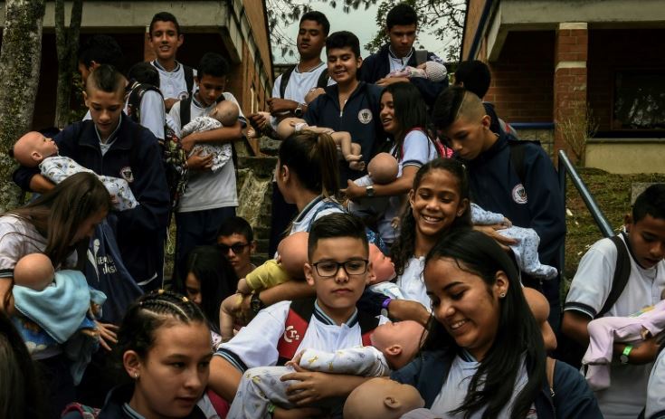 Legislación colombiana busca más equidad en las familias. Estudiantes reciben bebés robot. (Foto: AFP)