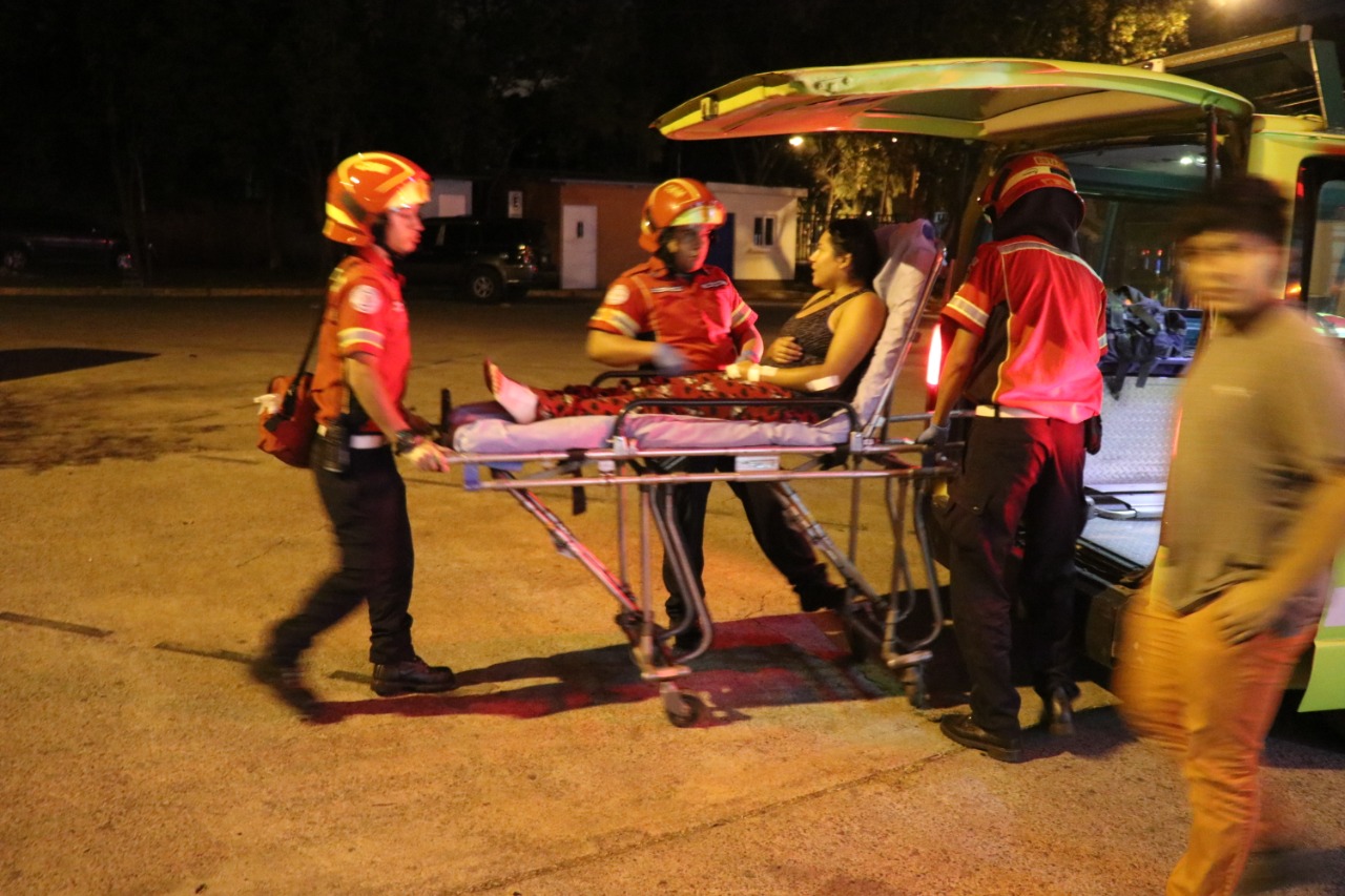 La mujer atacada por sus dos perros fue trasladada al Hospital Roosevelt. (Foto Prensa Libre: Bomberos Municipales)