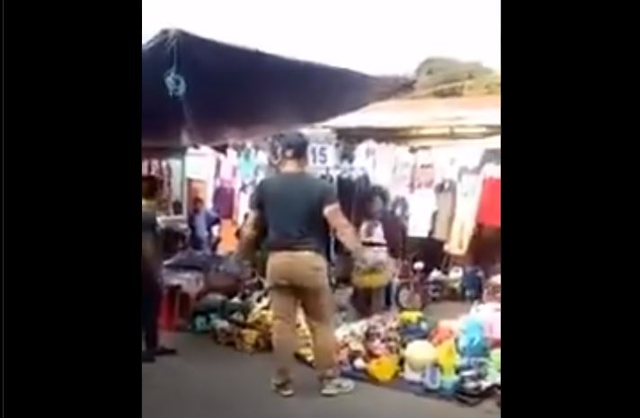MP investiga video donde un hombre agrede a varias personas en mercado de Barberena