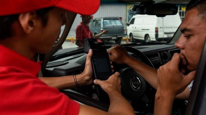 Realizar pagos con tarjeta a menudo presenta muchos problemas en Venezuela. (Foto Prensa Libre: Getty Images)