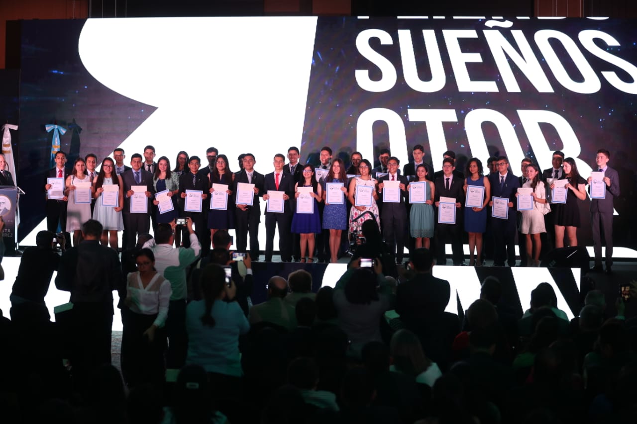 Jóvenes de siete departamentos del país reciben becas de estudio para el 2020. (Foto Prensa Libre: Erick Ávila)