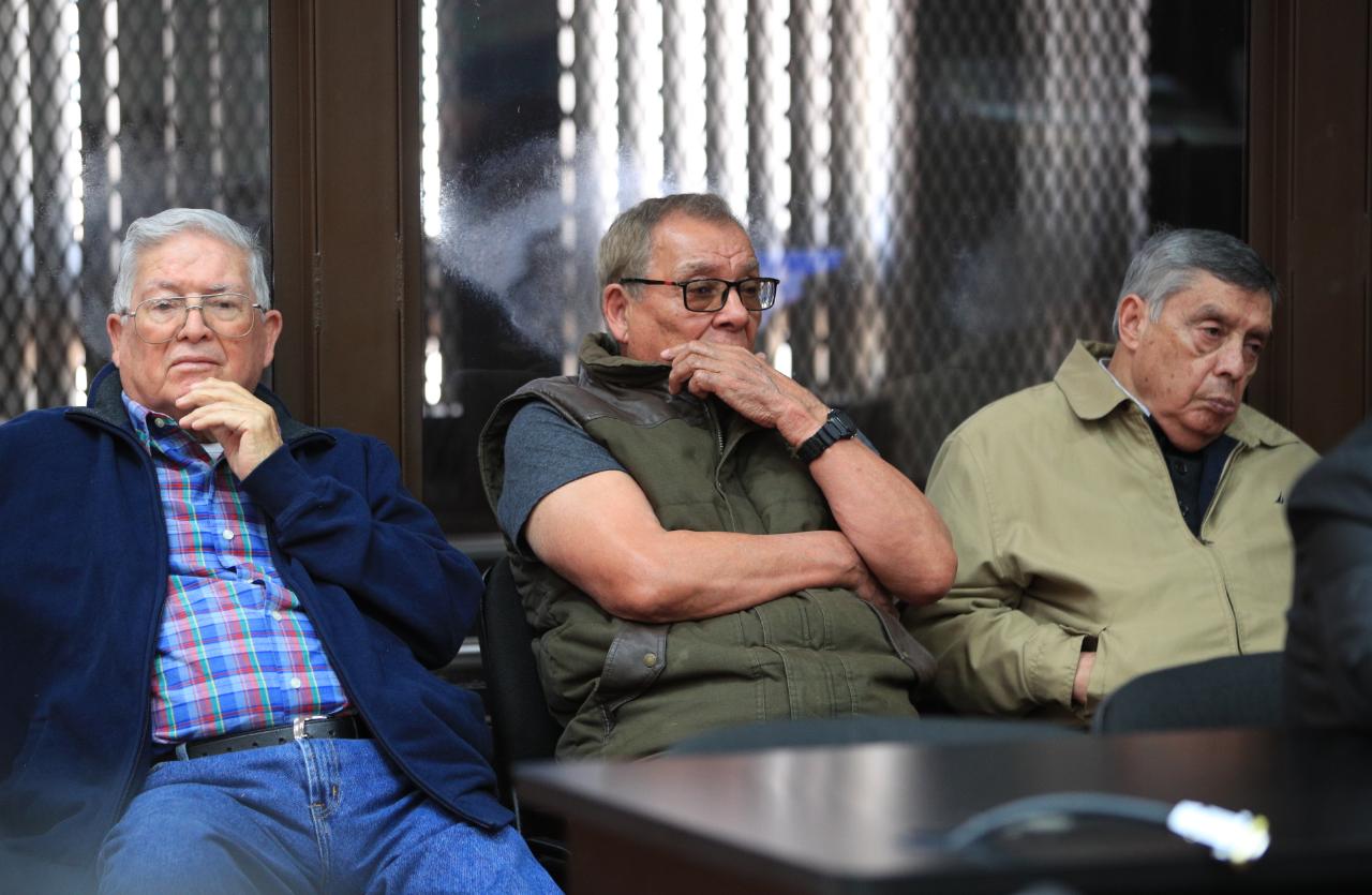 Manuel Callejas, Benedicto Lucas García y César Noguera Argueta, durante la audiencia de primera declaración por el caso de genocidio y crímenes de lesa humanidad en el Triángulo Ixil. (Foto Prensa Libre: Carlos Hernández)