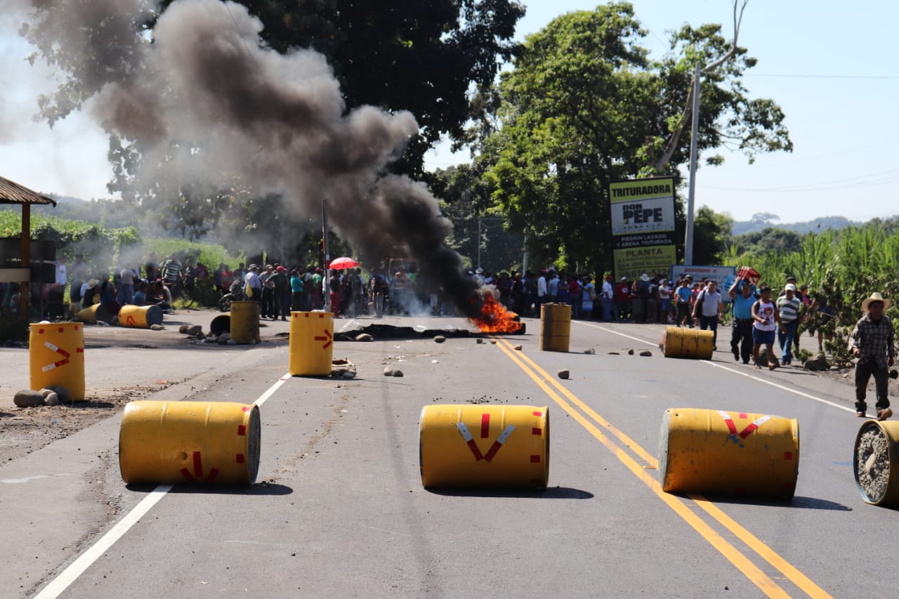 Pobladores queman llantas para evitar el paso de vehículos sobre la ruta al Pacífico. (Foto Prensa Libre: Marvin Tunchez)