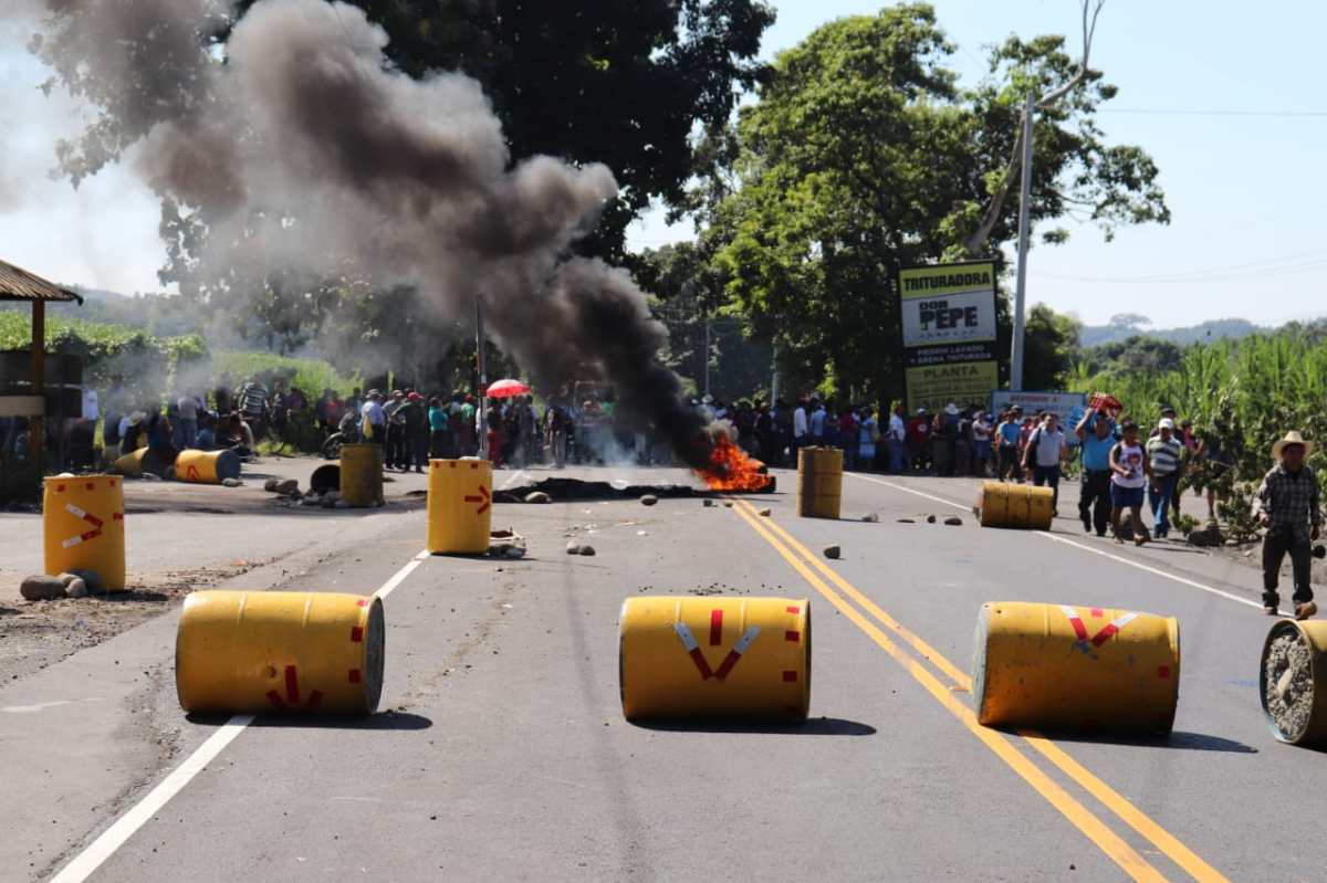 Ruta a suroccidente está bloqueada por pobladores de Suchitepéquez