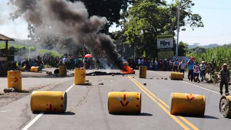 Pobladores queman llantas para evitar el paso de vehículos sobre la ruta al Pacífico. (Foto Prensa Libre: Marvin Tunchez)