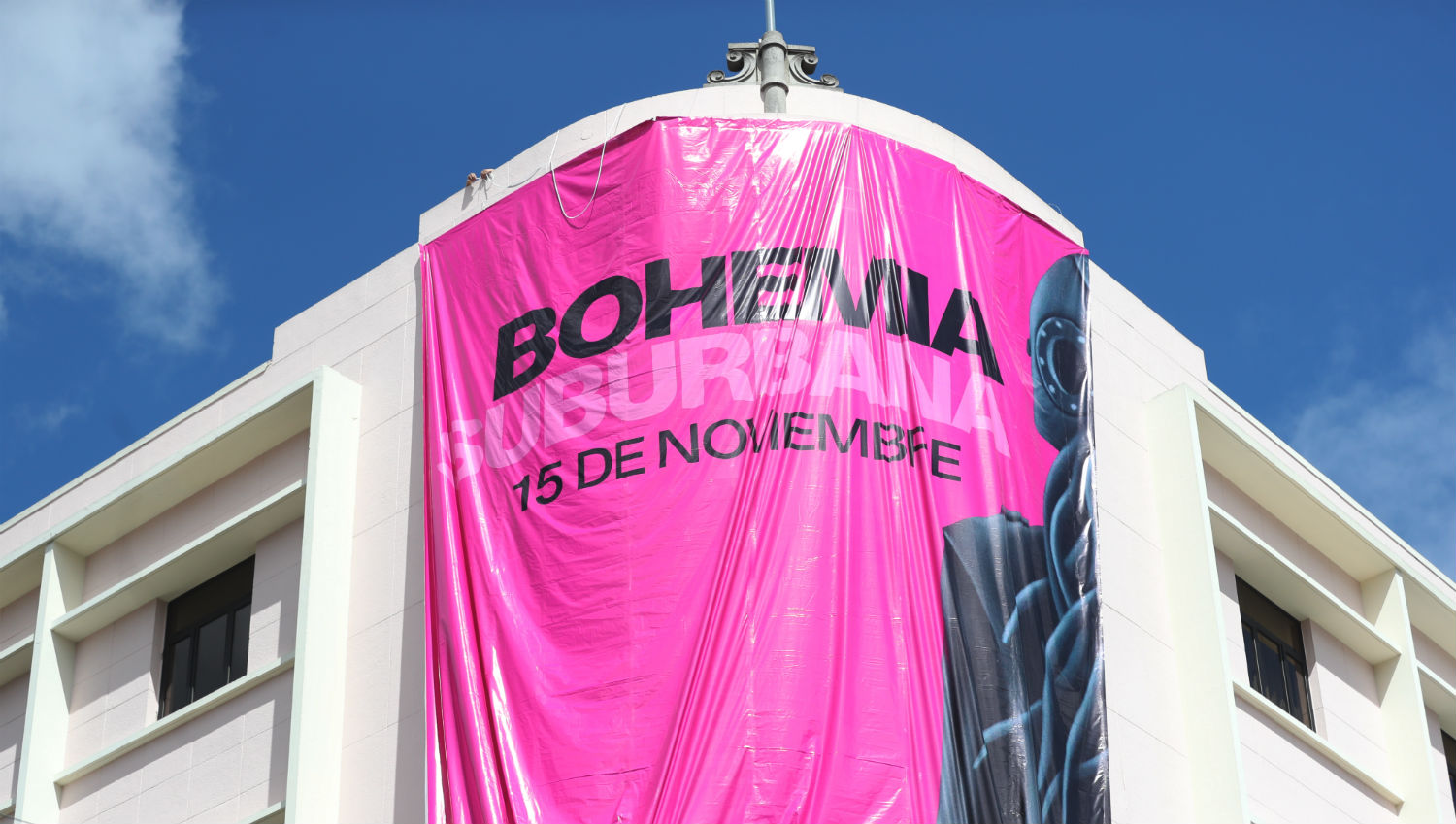 Bohemia Suburbana coloca manta en edificio de zona 1 capitalina. (Foto Prensa Libre: Keneth Cruz)