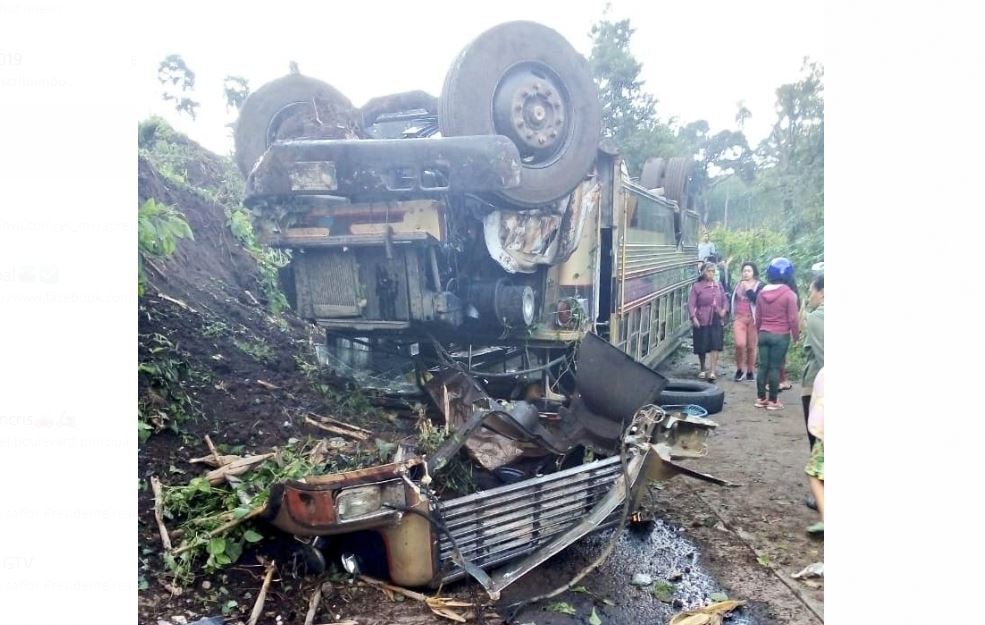 El autobús terminó volcado después del accidente. (Foto Prensa LIbre: Bomberos Voluntarios)