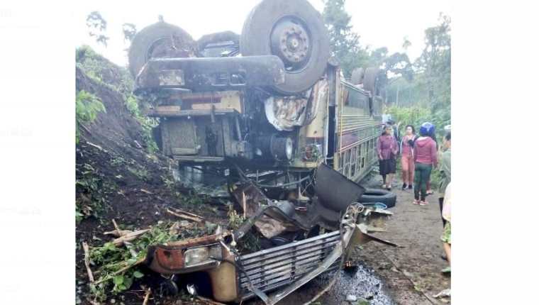 El autobús terminó volcado después del accidente. (Foto Prensa LIbre: Bomberos Voluntarios)