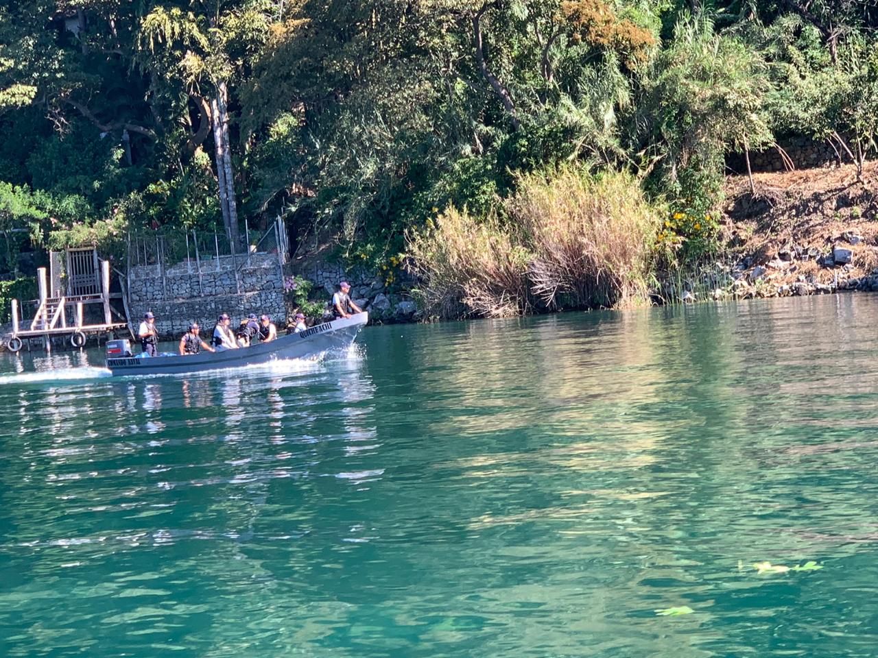 Hoy se cumplen 72 horas de búsqueda del lanchero que cayó en aguas del Lago de Atitlán. (Foto Prensa Libre: Conred)