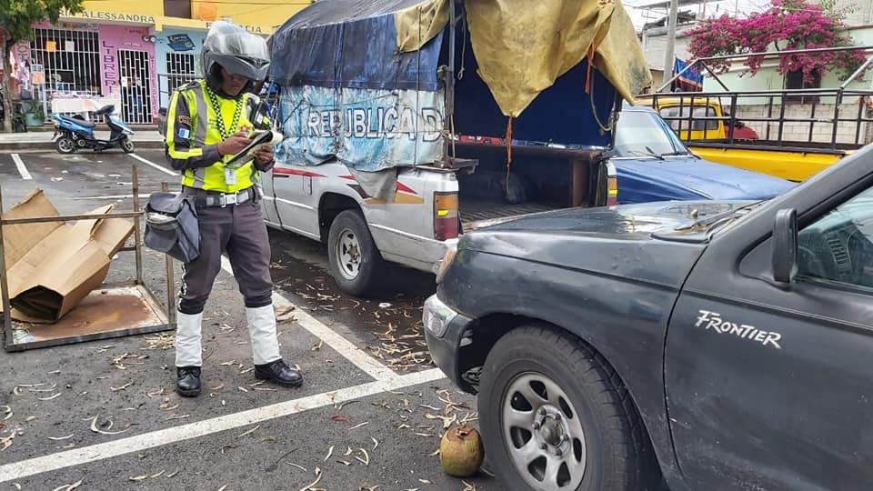 Agentes de la PMT toman nota de los vehículos que están abandonados en sectores de la zona 7. (Foto Prensa Libre: Cortesía)