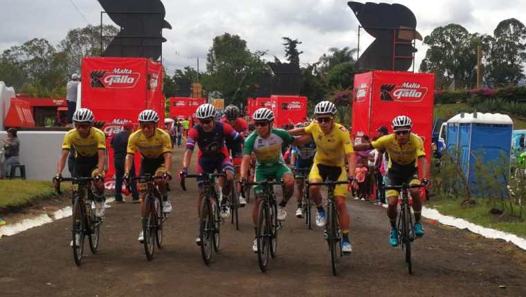 Manuel Rodas y sus compañeros de equipo ingresaron juntos en la meta de la etapa 10. (Foto Carlos Vicente).