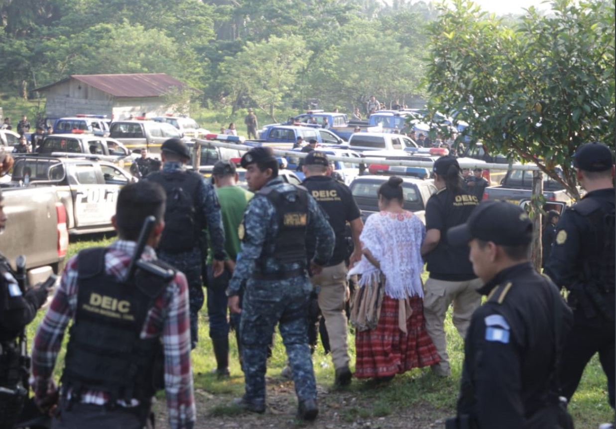 Un fuerte dispositivo de más de 50 agentes fue desplegado para las capturas. (Foto Prensa Libre: Mingob)