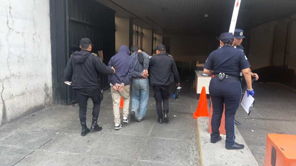 Capturados por el ataque en la zona 7 de la capital. (Prensa Libre: PNC).