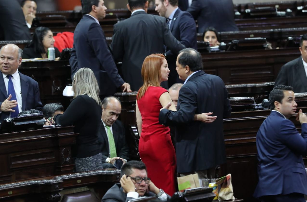 La diputada Alejandra Carrillo junto a otros parlamentarios durante la sesión plenaria. (Foto Prensa Libre: Érick Ávila)