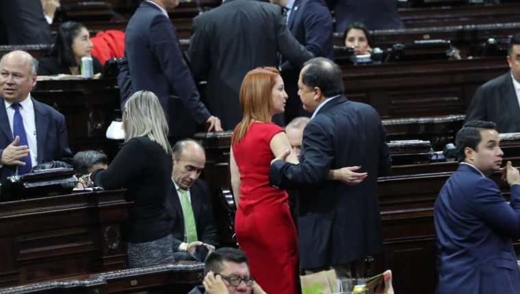 La diputada Alejandra Carrillo junto a otros parlamentarios durante la sesión plenaria. (Foto Prensa Libre: Érick Ávila)