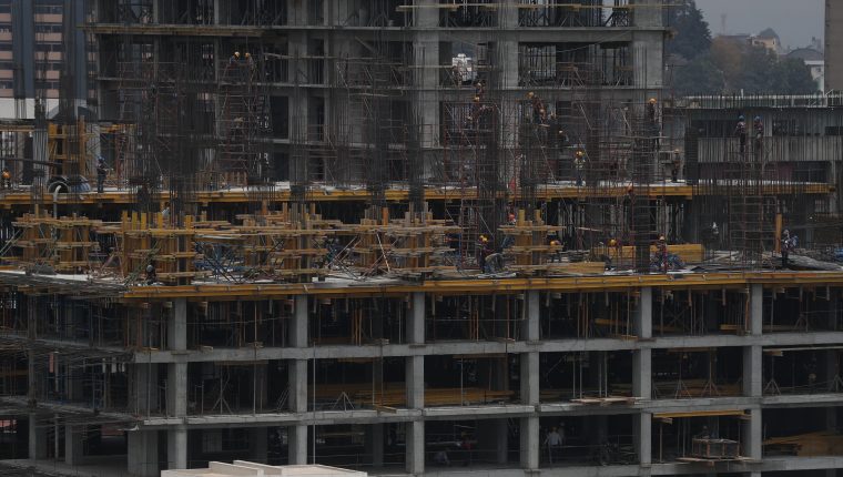 La construcción es uno de los sectores que está reportando mayor dinamismo en la economía guatemalteca, y en segundo trimestre del año creció a 9% según el Banguat. (Foto Prensa Libre: Esbin García)             