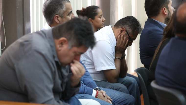 Las cuatro personas enjuiciadas por el caso Construcción y Corrupción escuchan la sentencia del Tribunal de Mayor Riesgo D. (Foto Prensa Libre: Carlos Hernández)
