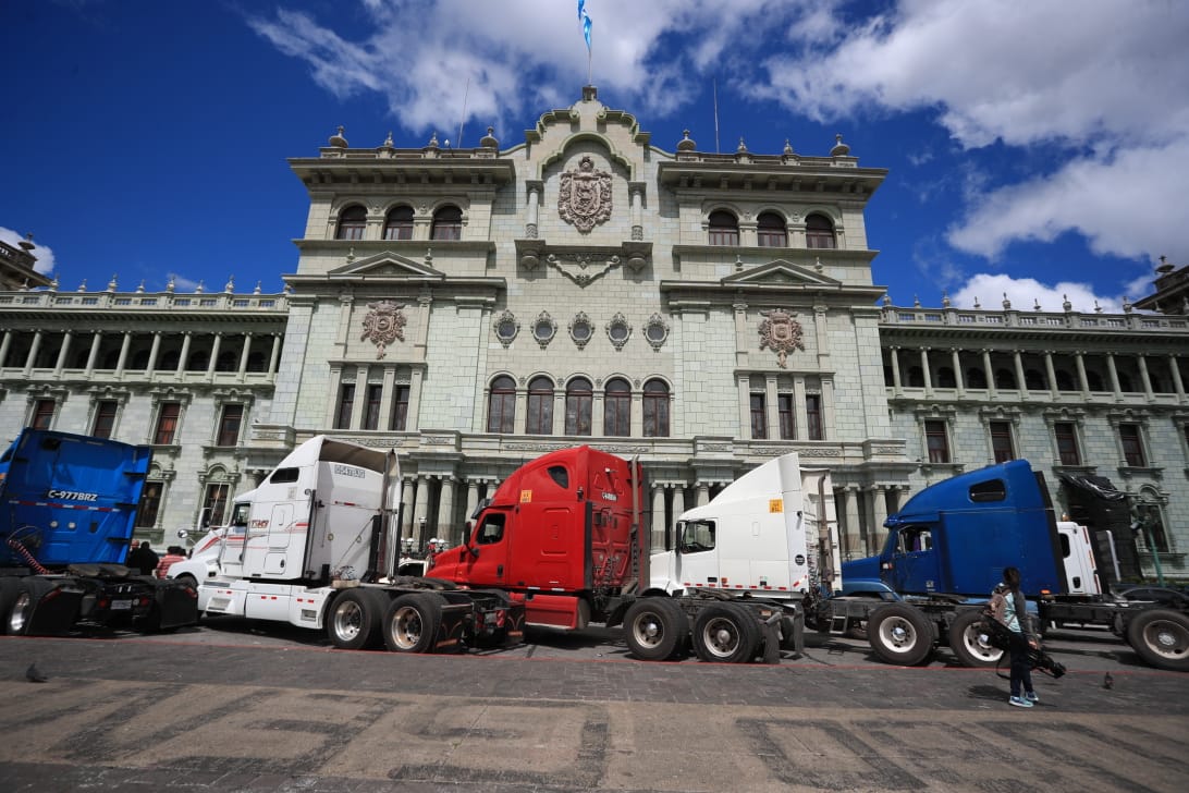 Pilotos parquean sus cabezales frente al Palacio Nacional de la Cultura como medida de protesta. (Foto Prensa Libre: Carlos Hernández)