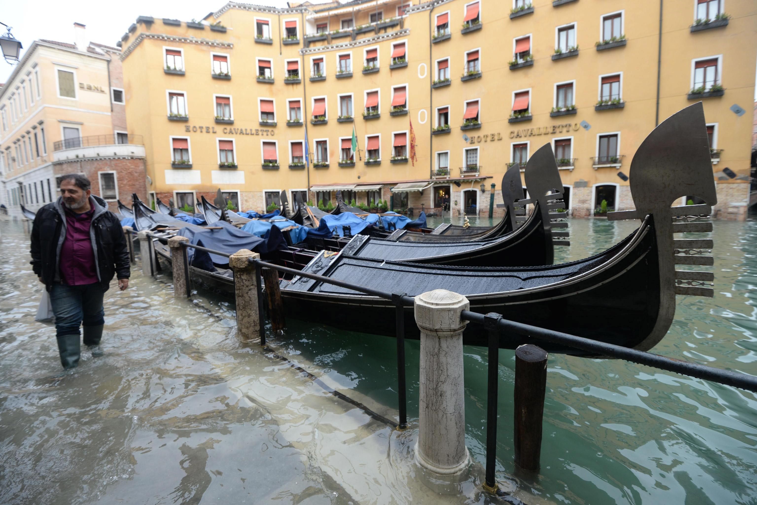 Venecia se despertó atónita tras una "Acqua alta" (marea alta), de excepcional magnitud, que causó importantes daños. (Foto Prensa Libre: EFE) 