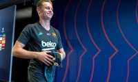 Barcelona's Dutch midfielder Frenkie De Jong arrives for a press conference at the Joan Gamper Sports City training ground in Sant Joan Despi, on November 26, 2019 on the eve of the UEFA Champions League Group F football match between FC Barcelona and Borussia Dortmund. (Photo by LLUIS GENE / AFP)