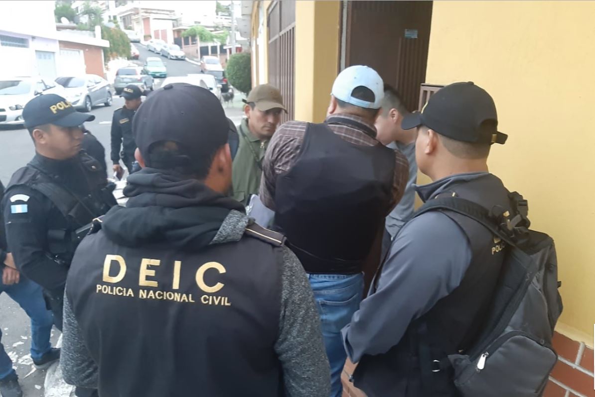 Los operativos se desarrollan en varias zonas de la capital. (Foto Prensa Libre: PNC)