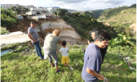 Vecinos de los asentamientos Regalito de Dios y La Esperanza abandonaron sus viviendas debido a los derrumbes.(Foto Prensa Libre: Hemeroteca PL)