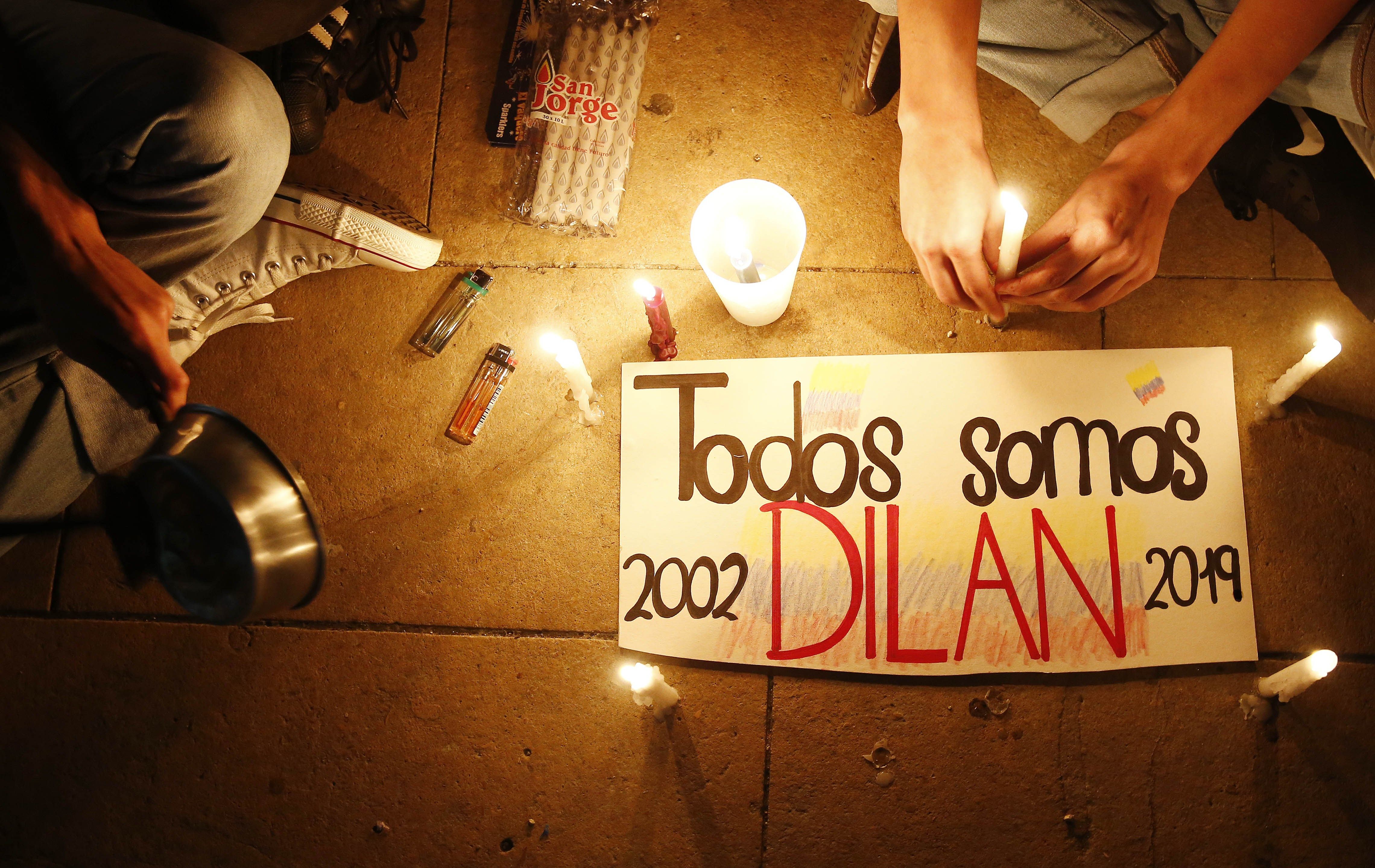 Un grupo de personas participa en una velatón en rechazo a la muerte del estudiante Dilan Cruz durante choques con la policía antidisturbios, en Medellín, Colombia. (Foto Prensa Libre: EFE)