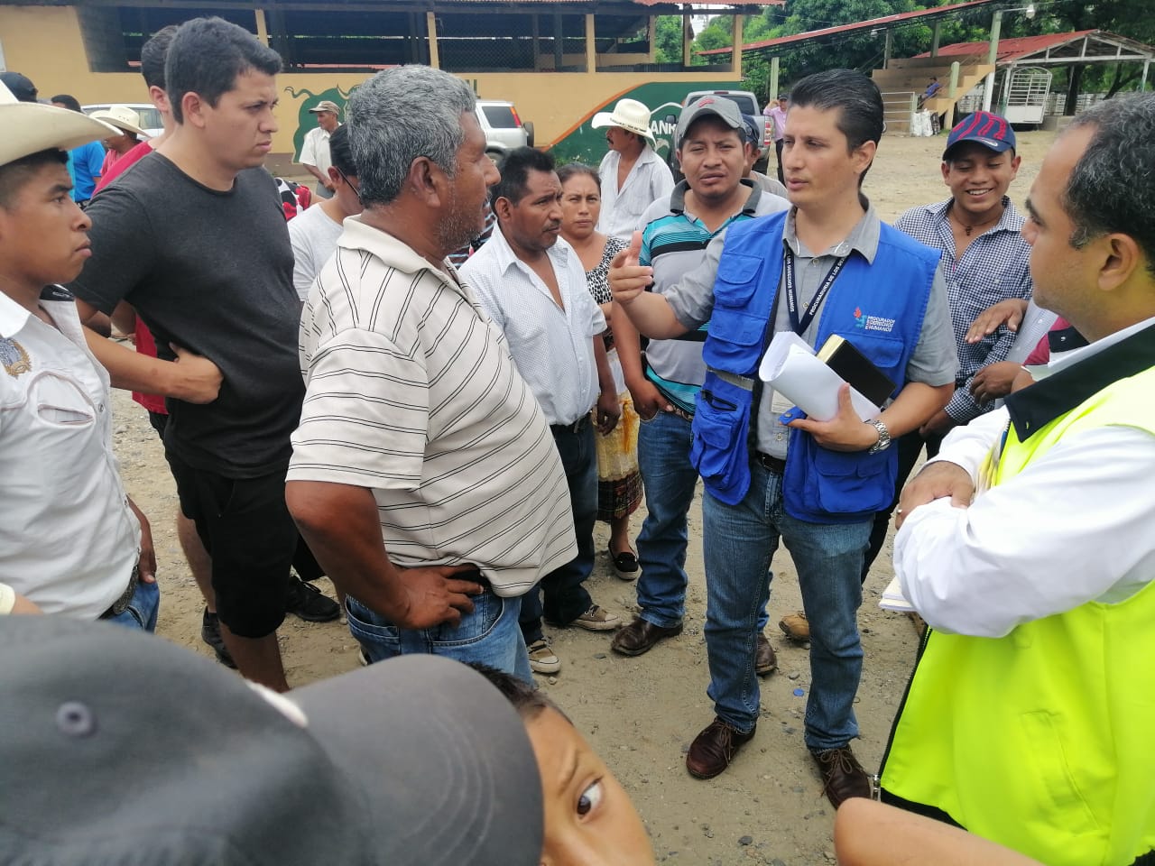Transportistas y autoridades se reúnen con personal de la PDH para establecer una mesa de diálogo. (Foto Prensa Libre: Dony Stewart)