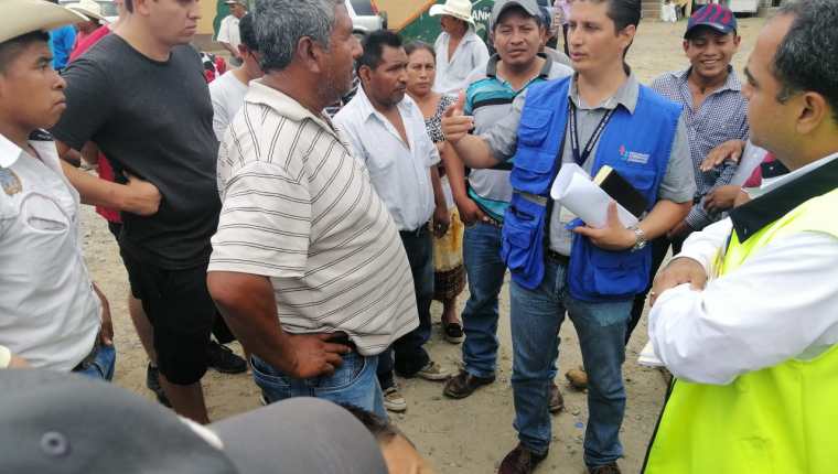 Transportistas y autoridades se reúnen con personal de la PDH para establecer una mesa de diálogo. (Foto Prensa Libre: Dony Stewart)