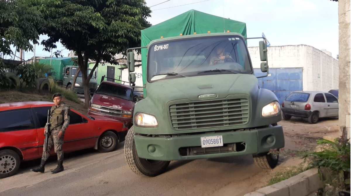 Ejército envía camiones para trasladar a vecinos de dos asentamientos en riesgo de Peronia
