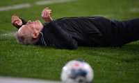 El entrenador Christian Streich luego de ser golpeado por David Abraham. (Foto Prensa Libre: AFP).