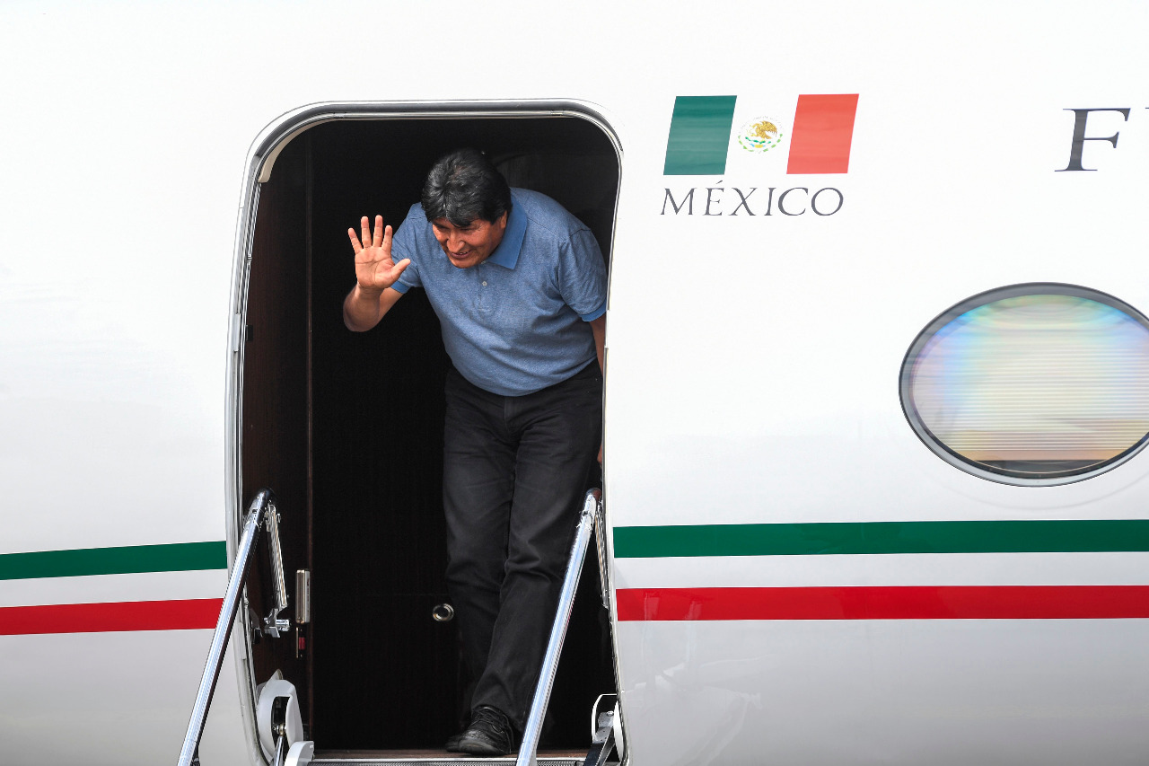 Evo Morales al aterrizar en México. (Foto Prensa Libre: AFP).
