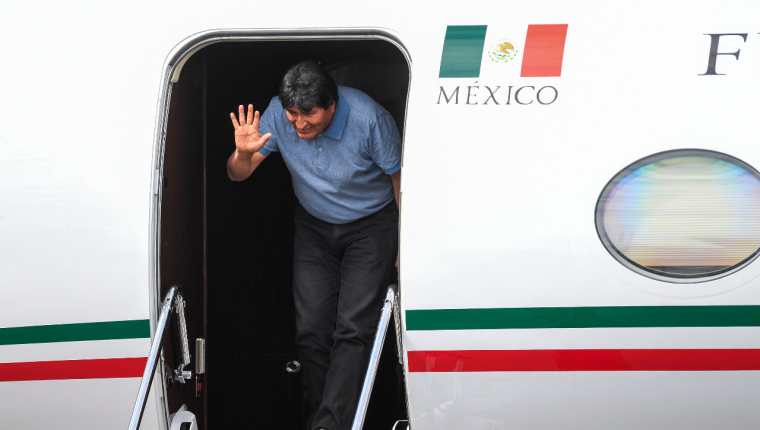Evo Morales al aterrizar en México. (Foto Prensa Libre: AFP).