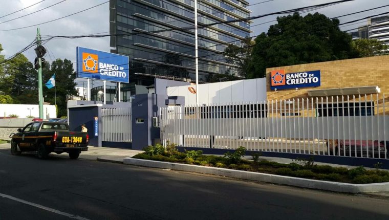 Oficinas del Banco de Crédito, S.A. en 2015. (Foto Prensa Libre: Hemeroteca PL)