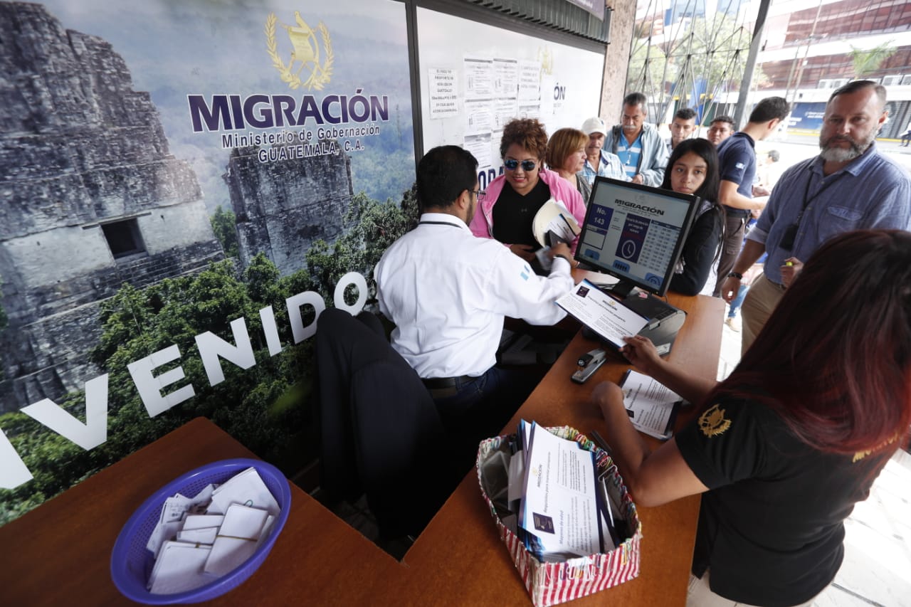 Fallas en el sistema para emitir pasaportes afectó el martes a unas 1 mil 500 personas. (Foto Prensa Libre: Esbin García)
