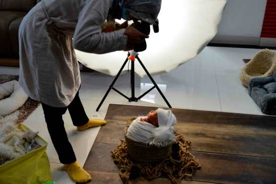 Es fundamental contratar a un profesional para que capture las mejores imágenes del bebé. (Foto Prensa Libre: AFP)