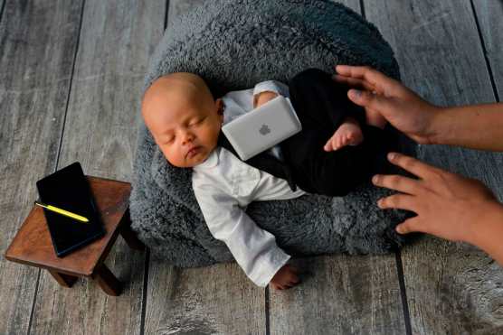 La compañía de los padres es fundamental para apoyar al bebé. (Foto Prensa Libre: AFP)
