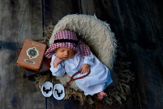 El bebé recién nacido es un ser inmensamente tierno y delicado, por eso es ideal protegerlo durante la sesión fotográfica. (Foto Prensa Libre: AFP)