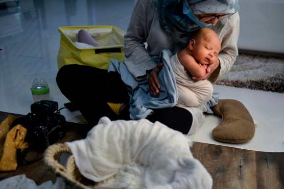 Si va a descubrir al bebé durante la sesión, es recomendable que uno de los padres pose junto a él. (Foto Prensa Libre: AFP)