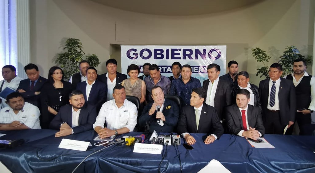 Alejandro Giammattei dio conferencia de prensa junto a los diputados y alcaldes electos del departamento de Guatemala. (Foto Prensa Libre: María Reneé Gaytán)