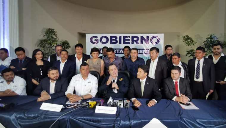 Alejandro Giammattei dio conferencia de prensa junto a los diputados y alcaldes electos del departamento de Guatemala. (Foto Prensa Libre: María Reneé Gaytán)