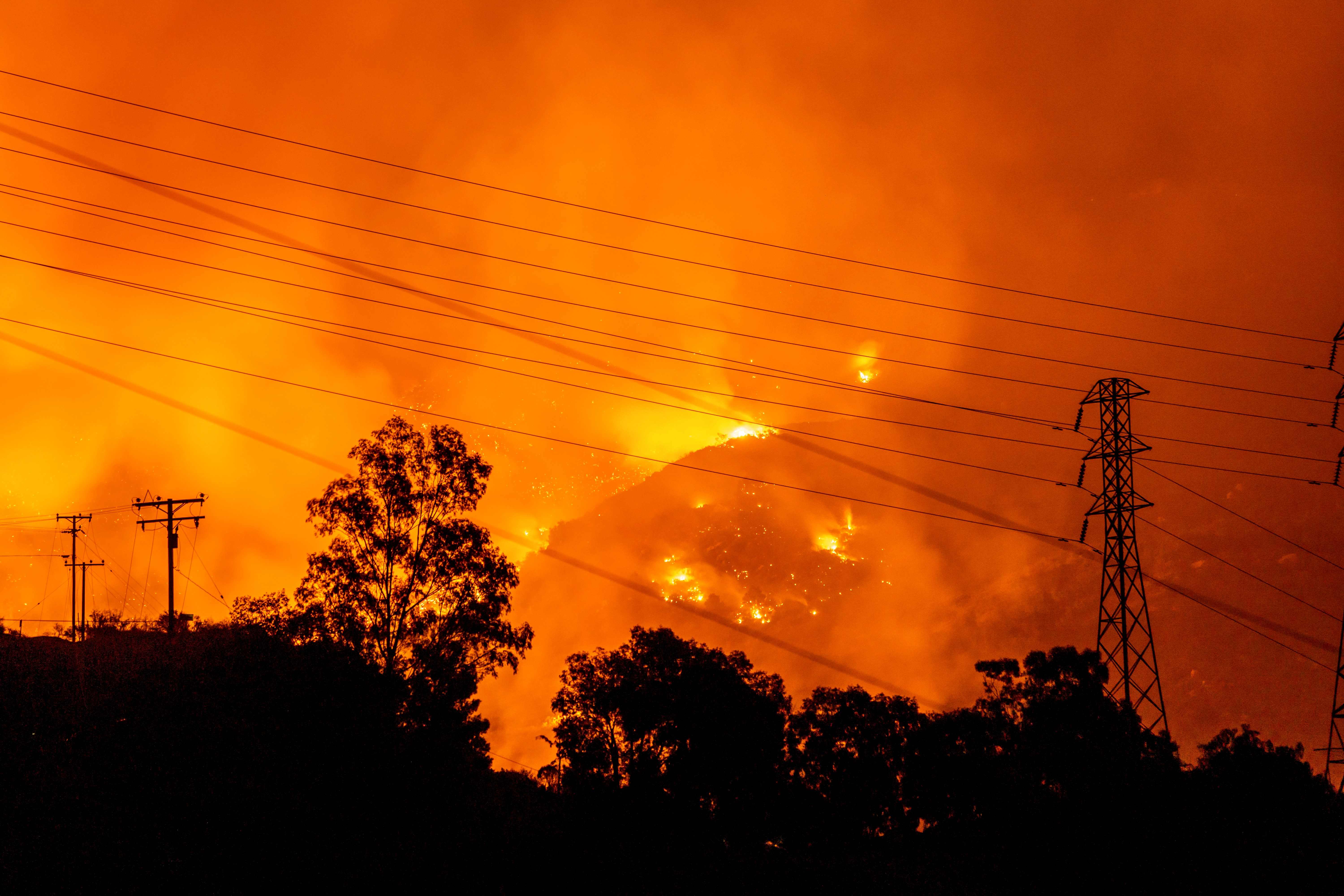El incendio quema varias casas en Santa Bárbara, California. (Foto Prensa Libre: AFP)