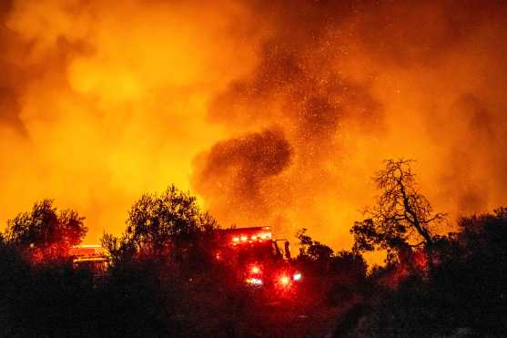 El fuego, bautizado como incendio Cave, se extendió rápidamente en la noche del lunes 25 de noviembre por las montañas del Bosque Nacional Los Padres, y amenaza con llegar a cerca de 2 mil 400 edificios en el condado de Santa Barbara, situado al noroeste de Los Ángeles. (Foto Prensa Libre: AFP)